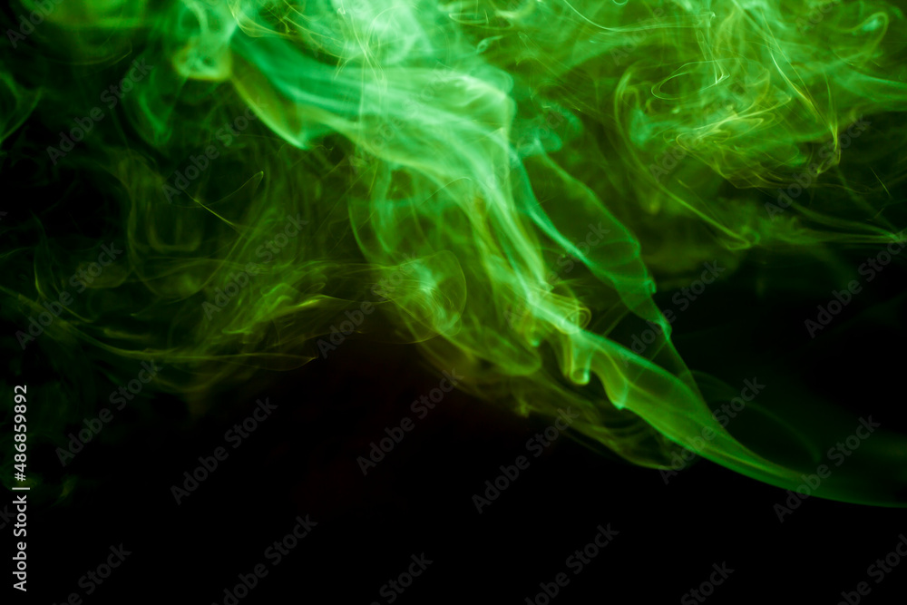 Obraz premium Green smoke on black background