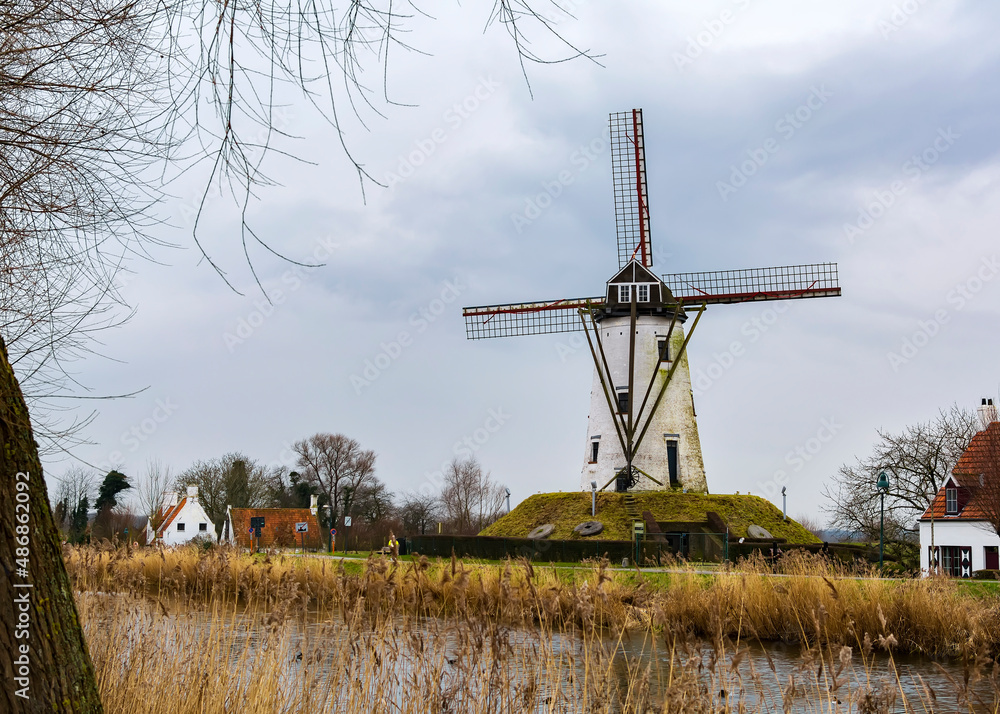 Φωτογραφία A view of Hoeke windmill by the Damme canal, between Bruges and Damme in Belgian