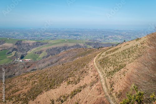 Vista panorâmica sobre a montanha em Ainhoa com uma trilha logo abaixo photo