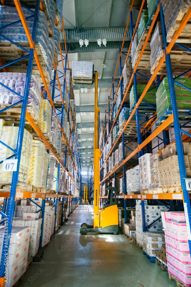 Foto Modern logistic centre and warehouse