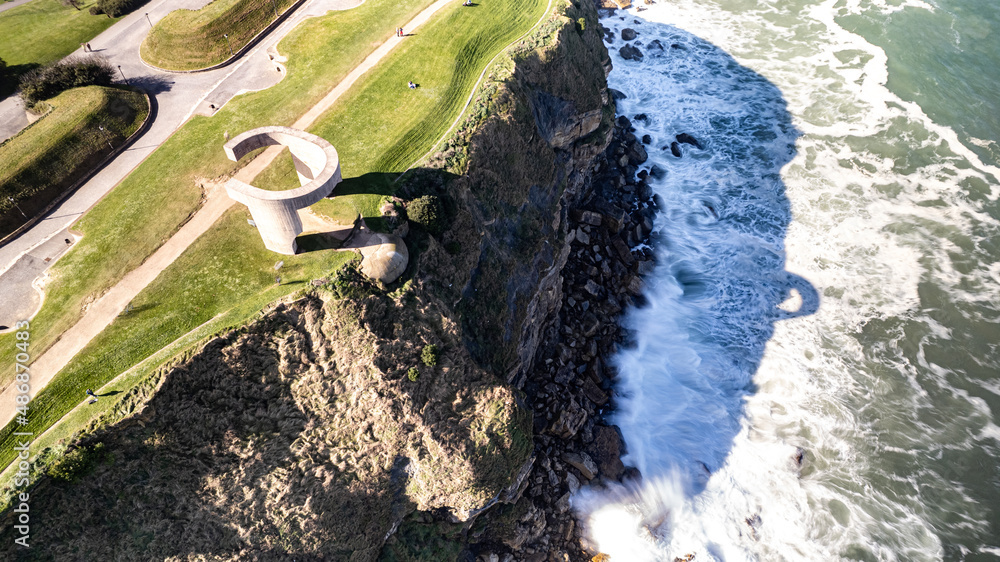 Φωτογραφία aerial view of the hill of santa catalina and all of gijon, asturias, spain