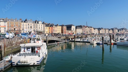 Panorama du quai Henri IV bordant le port de plaisance de la ville de Dieppe, en Seine-Maritime, en Normandie, avec un bateau de tourisme amarré (France) © Florence Piot