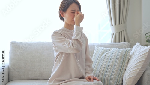 目の痛みを訴える日本人女性 photo