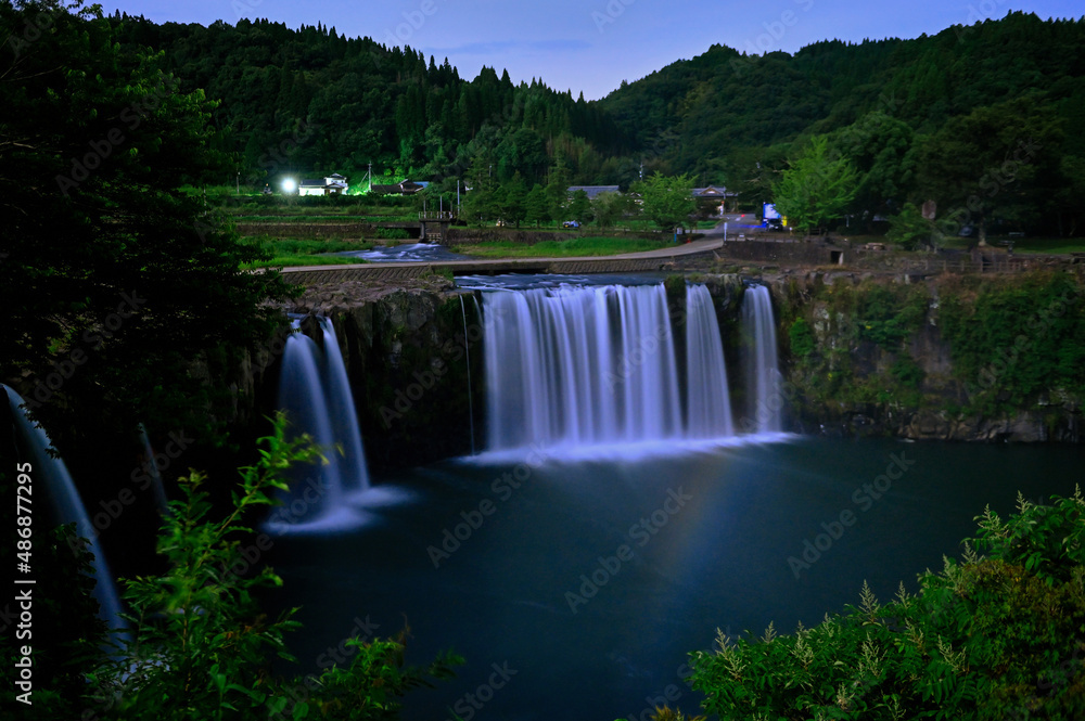 Fototapeta premium 原尻の滝と月虹（ムーンボウ）