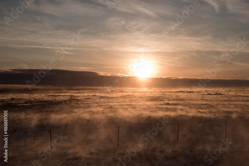 der Wind weht   ber eine abendliche Winterlandschaft bei Hella - S  disland