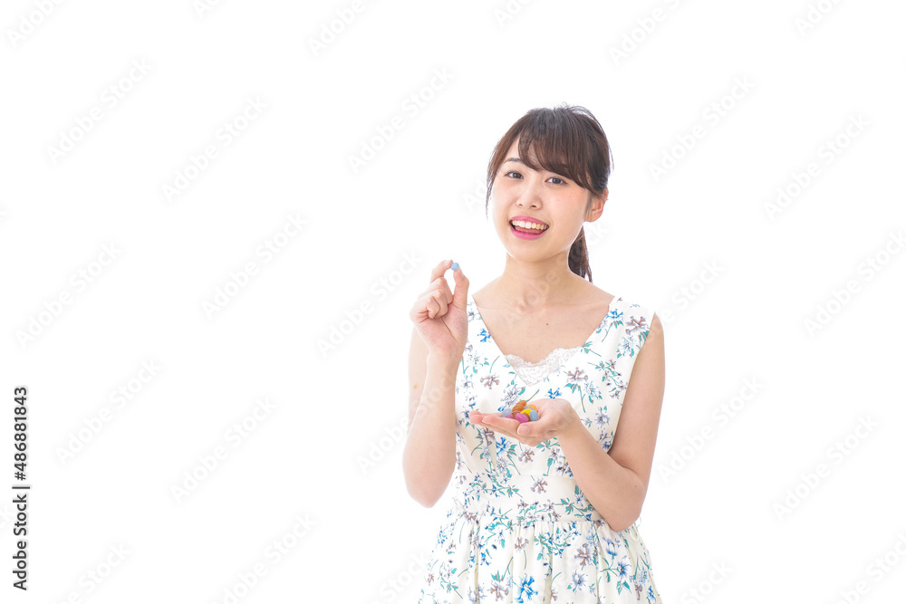 お菓子を食べる若い女性 お菓子を食べる若い女性