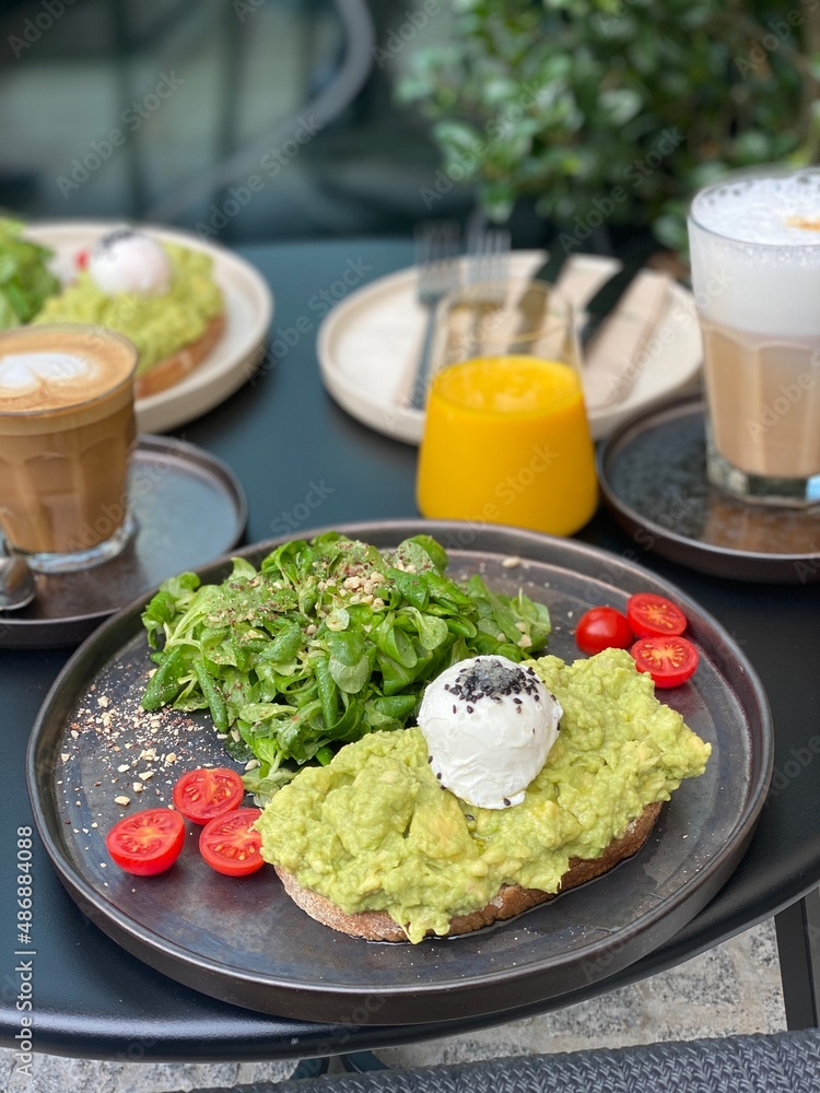 gesundes Frühstück mit Avocadobrot frühstücken und Kaffee trinken gesundes Frühstück mit Avocadobrot frühstücken und Kaffee trinken