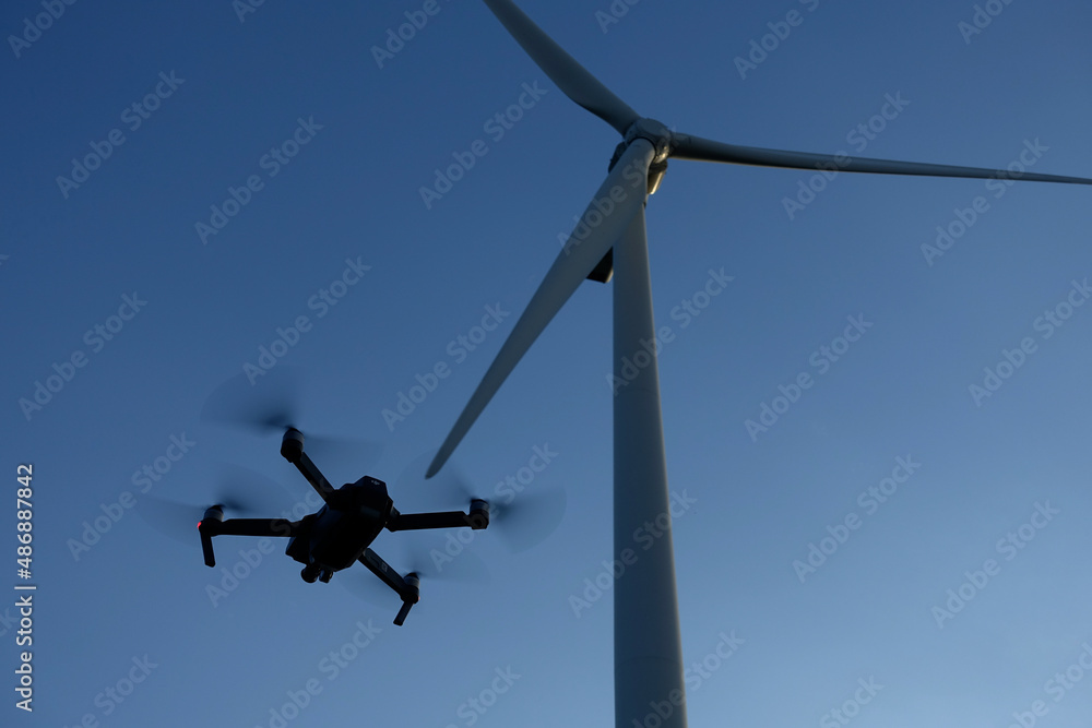 ドローンと風力発電のタービン