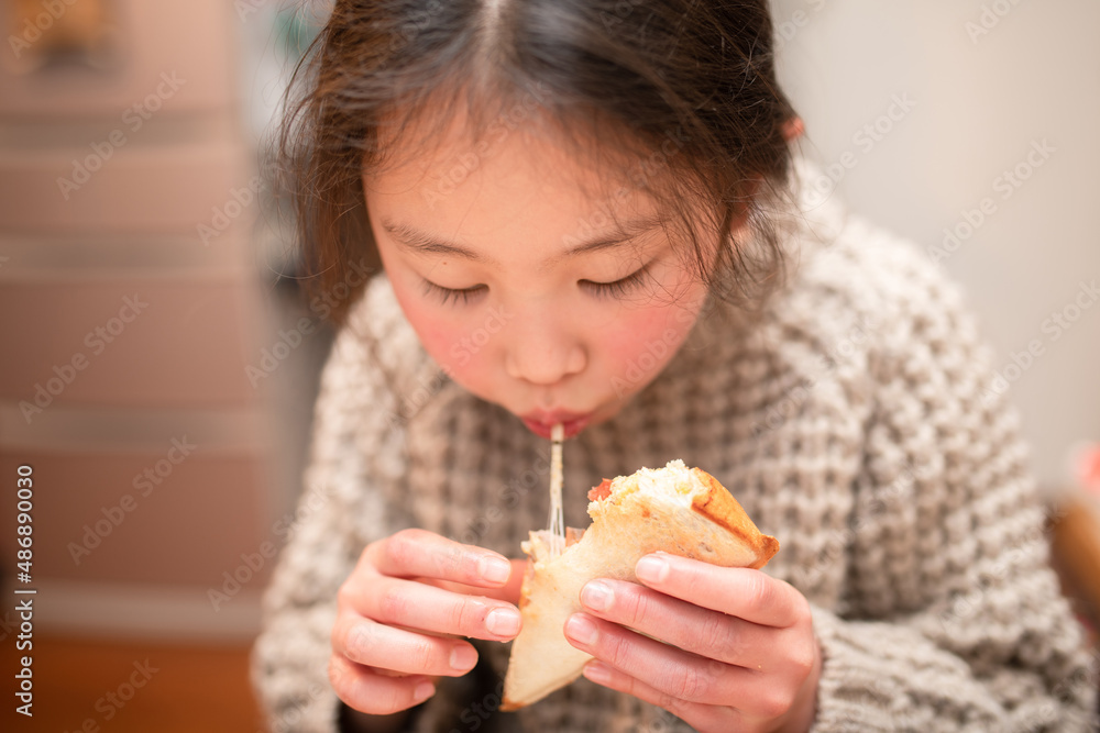 溶けたチーズを食べる子供 溶けたチーズを食べる子供