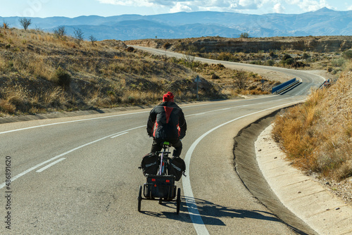 Touren Radfahrer auf Spaniens einsamer Strasse