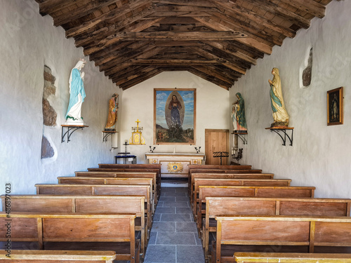 Interior e altar da capela de Nossa Senhora do Espinho Branco em Ainhoa no País Basco photo