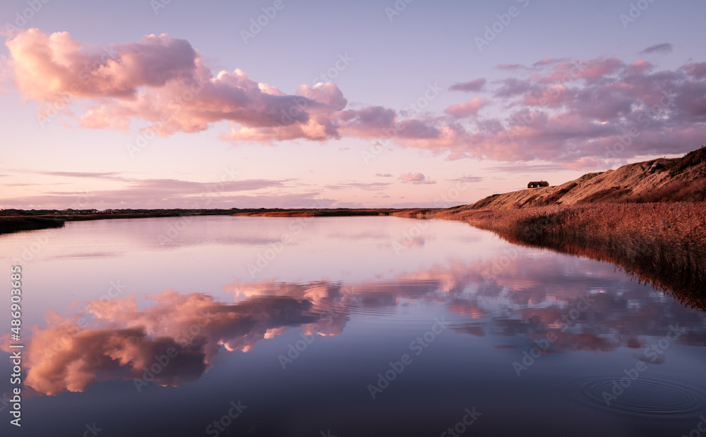 Nymindegab Steg mit wolken die sich im See spiegeln Dänemark