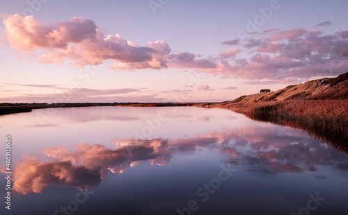 Nymindegab Steg mit wolken die sich im See spiegeln Dänemark