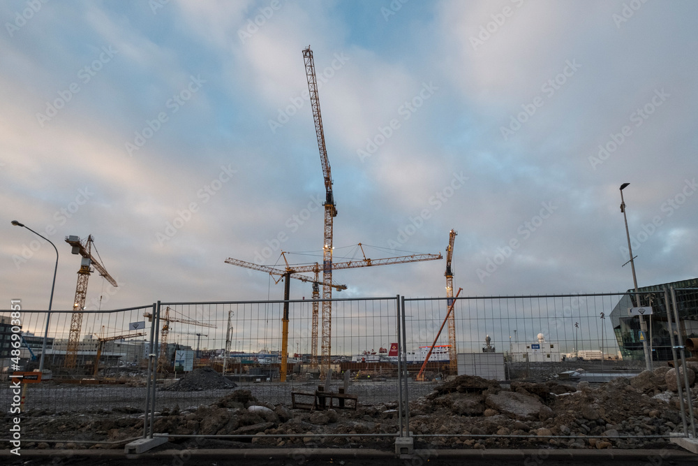 Baukräne am Alten Hafen von Reykjavik. Hier entstehen mehrere Hotels