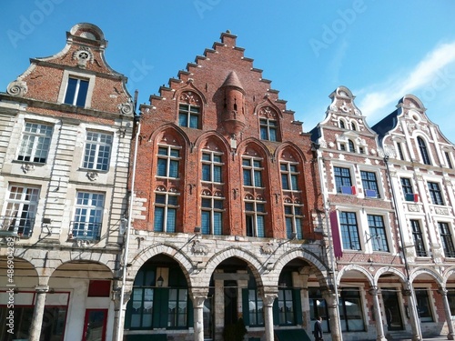 Architecture de b  timents anciens    Arras  avec la fa  ade en brique rouge de la plus vieille maison de la ville  sur la Grand   place  France 