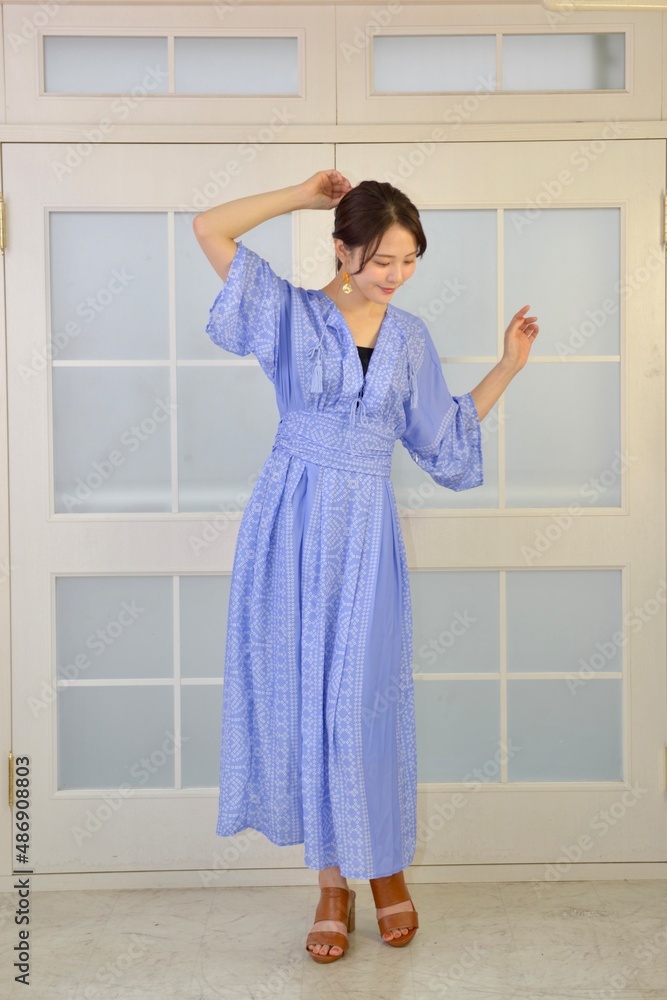 室内にてワンピースを着た若く美しい女性のポートレート 室内にてワンピースを着た若く美しい女性のポートレート