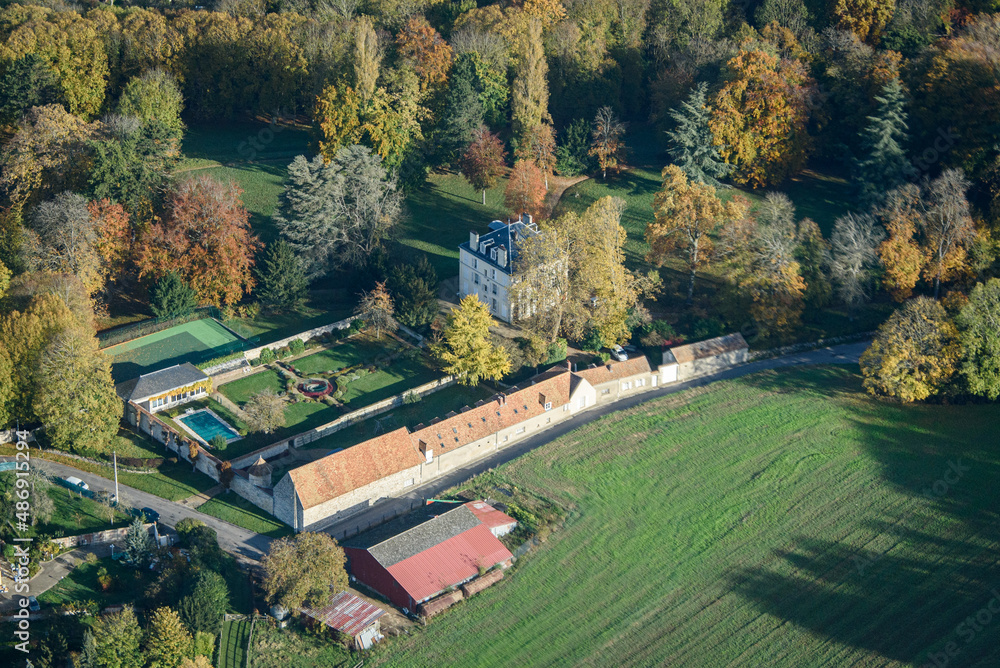 vue aérienne d'une demeure à Noisy-sur-Oise à l'automne dans le Val d'Oise en France