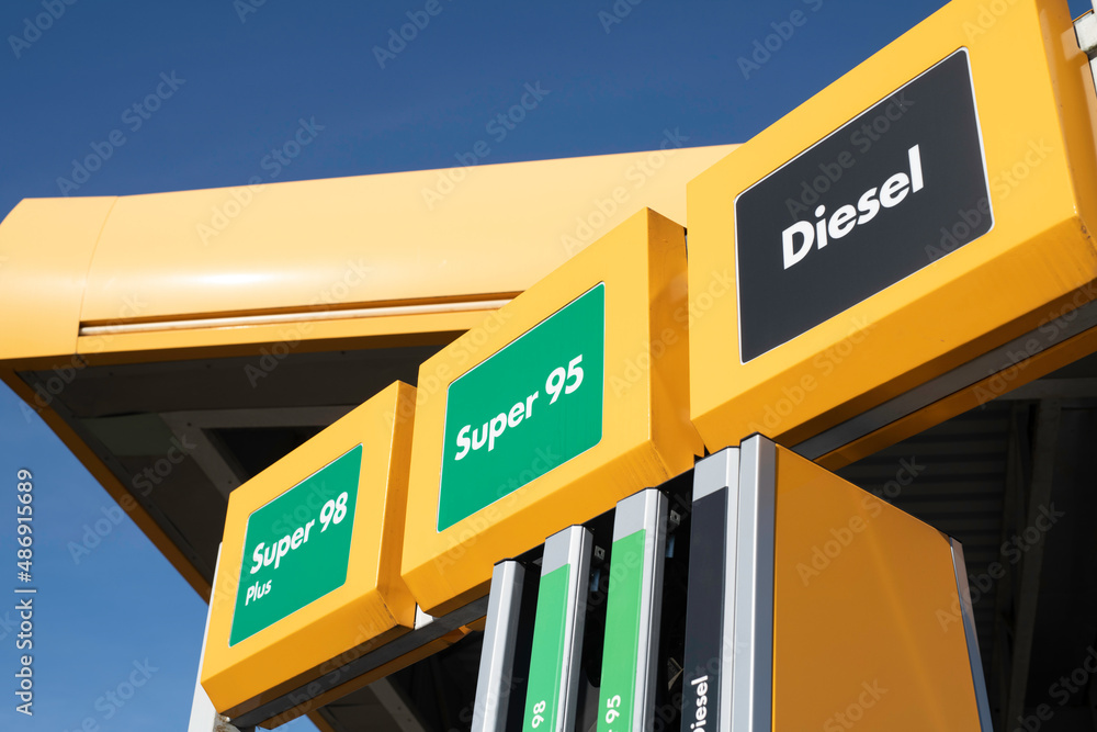 Verschiedene Benzinsorten an einer Tankstelle