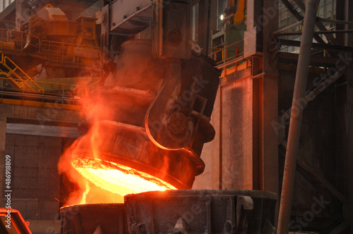 The crane pours the remaining slag into the slag transport tank. ladle pours steel. Casting steel with casting shop