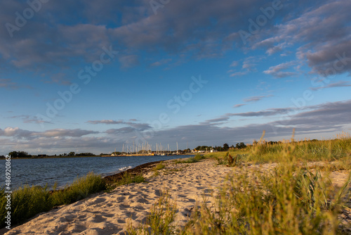 Strand am Hafen der Ostseeinsel Aaro in Dänemerk