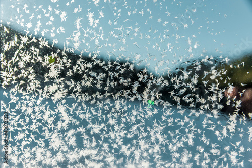 Gefrorene Eiskristalle an einer Fensterscheibe im Rhodopengebirge in Bulgarien