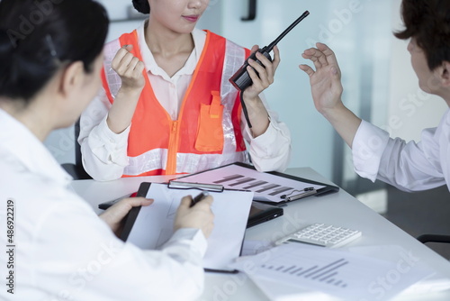 Εκτύπωση καμβά Engineers discussing with walkie talkie