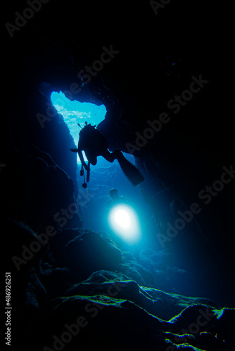 水中洞窟を潜るダイバー　宮古島 © 拓哉 内山