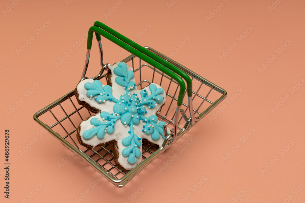 gingerbread in the shape of a blue snowflake lies in a basket gingerbread in the shape of a blue snowflake lies in a basket