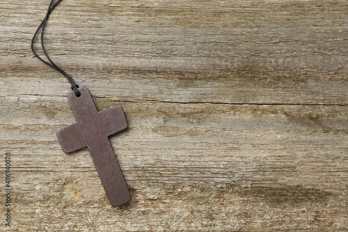 Christian cross on wooden table, top view. Space for text Fototapet