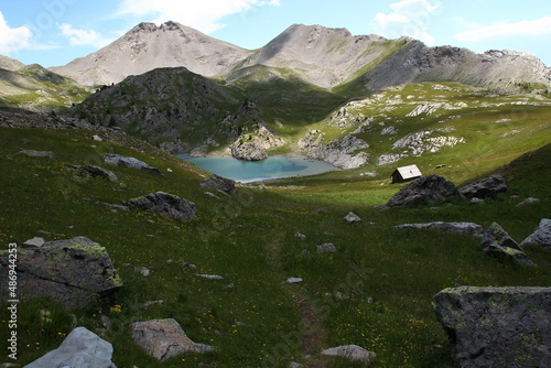 Fototapet View of the lake and of the Encombrette pastoral hut (Parc du Mercantour, Alpes-