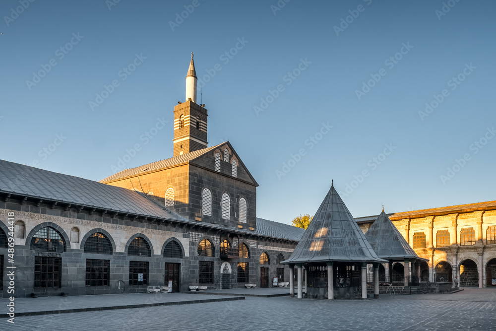 Obraz premium Diyarbakir Grand mosque at sunrise, Eastern Turkey