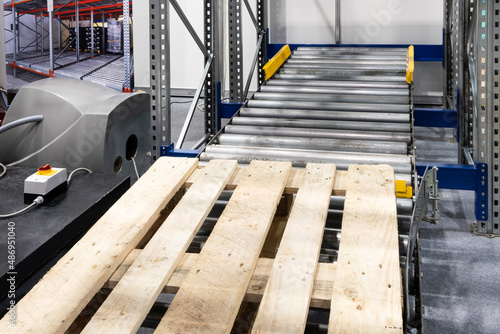 Fotografi Conveyor Roller with pallet, warehouse system, warehouse logistics concept