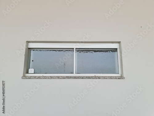 janela pequena, estreita, comprida, Larga photo