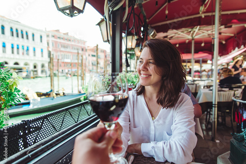 Fotografie first person point of view couple in cafe outdoors drinking wine smiling woman