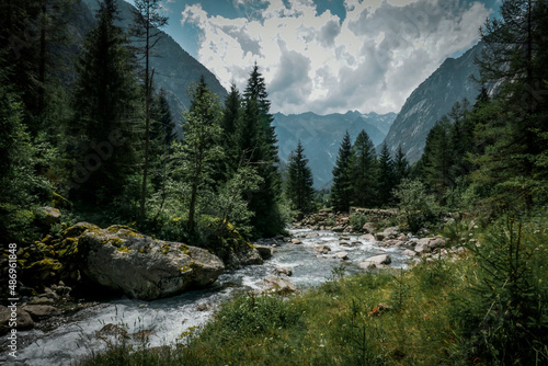 Rzeka w górach photo