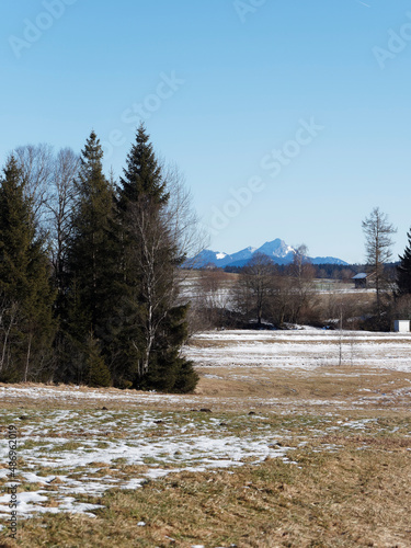 Idyllischen Naturlandschaftsraum von Ellbach-Kirchsee Moor Rund um den Kirchsee. Schöner Aussicht zwischen die schneebedeckten Hügel und die Gipfel der oberbayerischen Alpen  photo