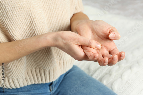 Fotografie Woman suffering from trigger finger at home, closeup