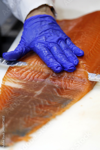 pescadero cortando salmón ahumado