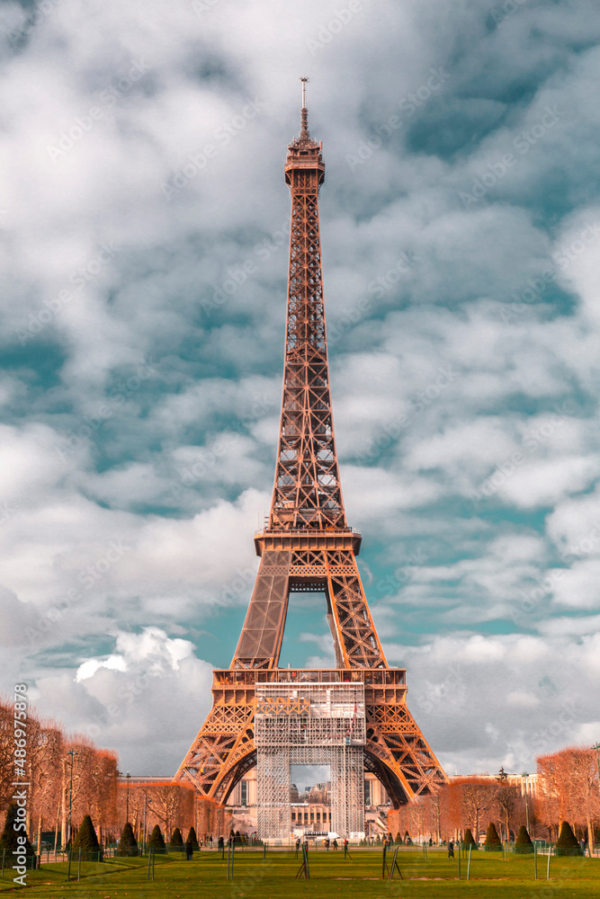 Fototapeta premium The iconic Eiffel Tower in a sunny winter day