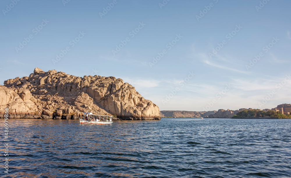 Assuan Stausee, rechts Insel Agilkia, Ägypten