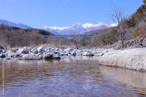 2月の中央アルプスと与田切川