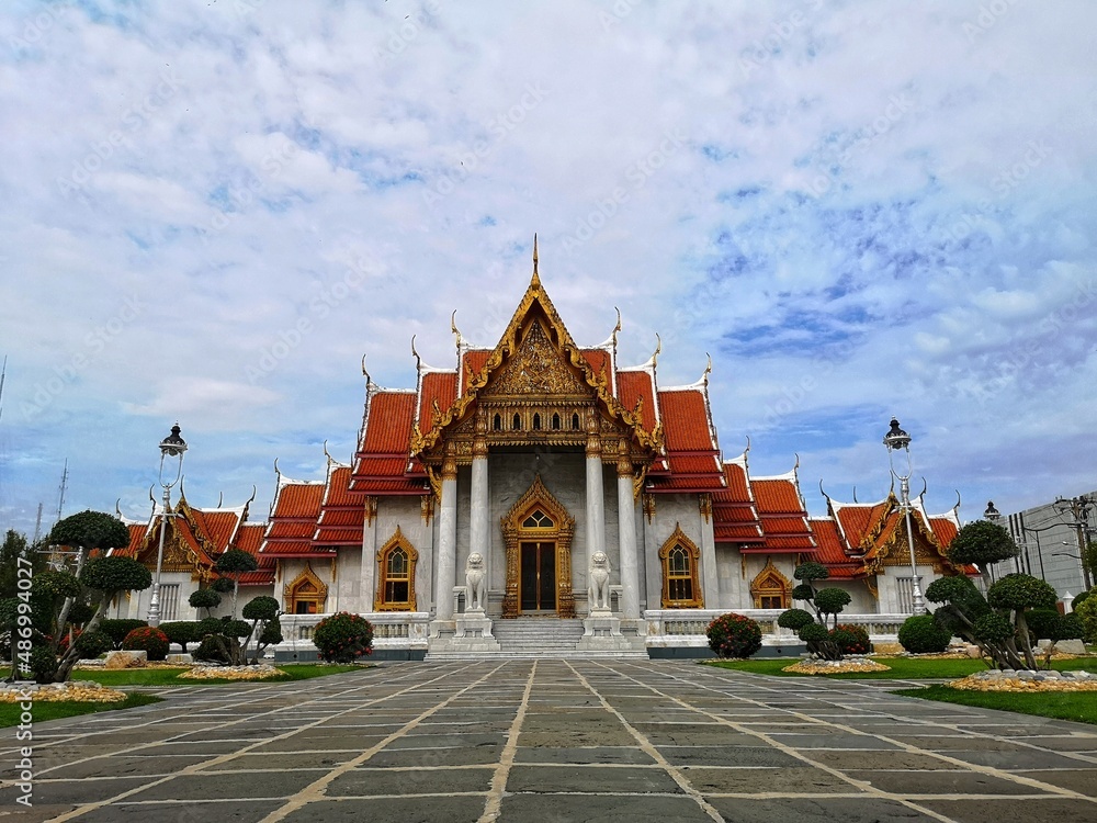Wat Benchamabophit (The Marble Temple)
