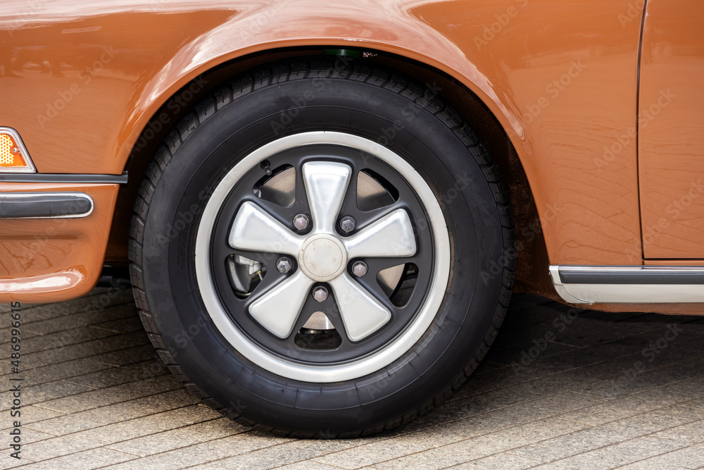 車のタイヤ　ホイール　old  Wheel of the car