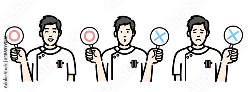 マルバツの札を持っている白衣を着た若い男性看護師のセット
