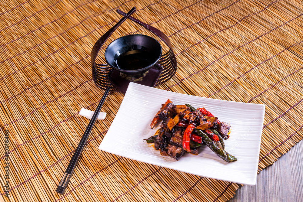 Foto de stir fried pork belly with spicy chilli dark soy sauce on