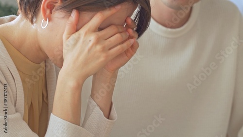 Картината върху платно 落ち込む女性と支える男性
