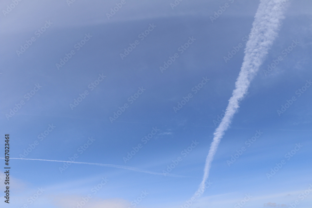 青空に描かれた飛行機雲 青空に描かれた飛行機雲