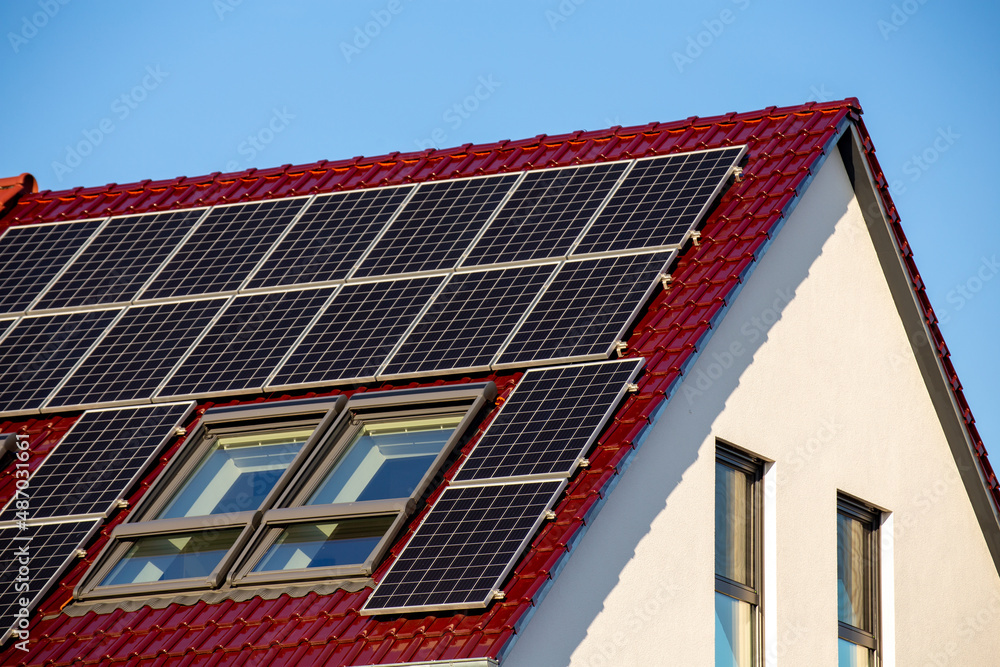 Einfamilienhaus mit Solaranlage bzw. Photovoltaikanlage Einfamilienhaus mit Solaranlage bzw. Photovoltaikanlage