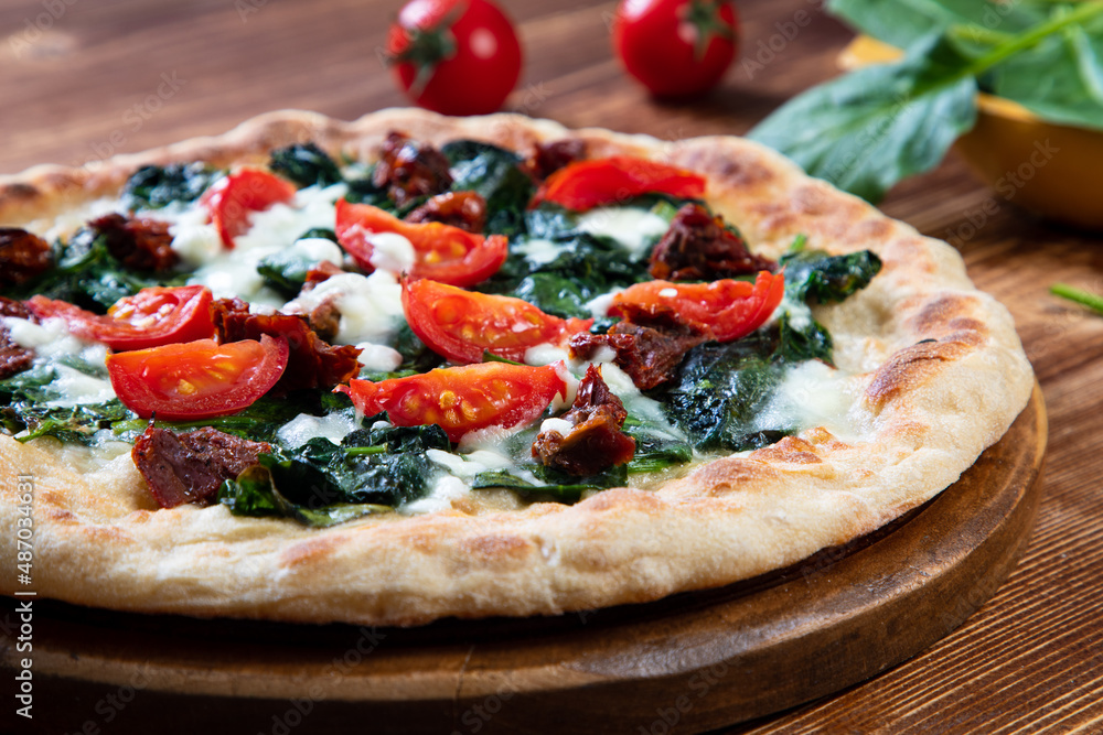 pizza spinaci e pomodoro fresco pizza spinaci e pomodoro fresco