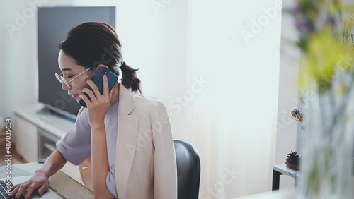 家から仕事の電話をする女性